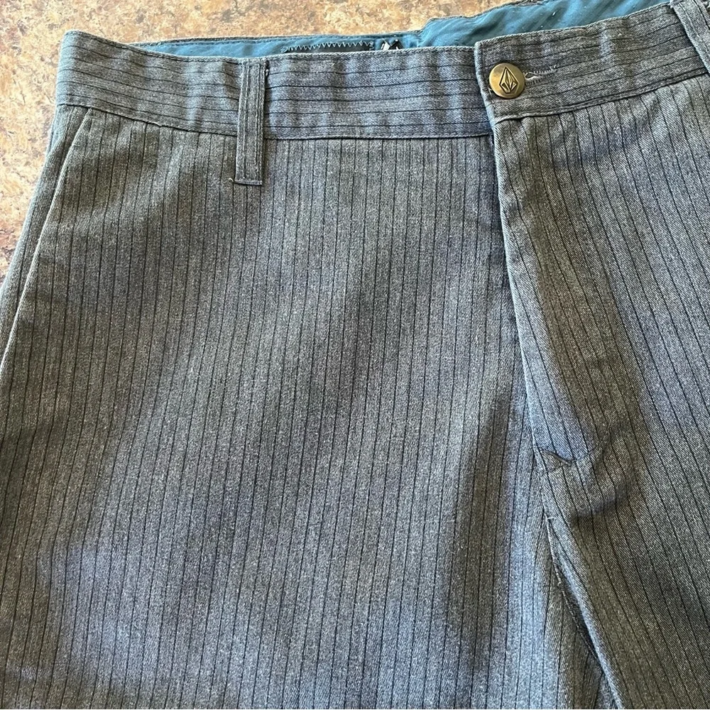 VOLCOM Y2K Vintage Gray Pinstripe Bermuda Board Shorts Embroidered Logo Size 32